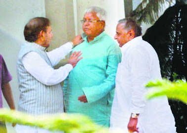 Bihar polls: Lalu, Sharad reach out to Mulayam