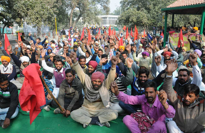 Palledars protest non-clearance of dues