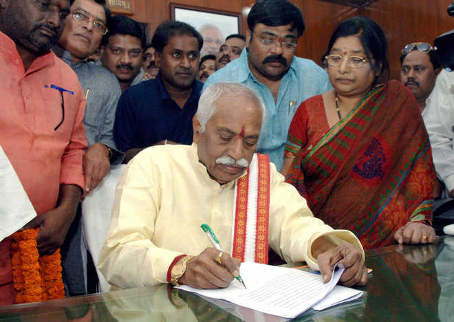 Union Minister Dattatreya booked for abetting Dalit student''s suicide