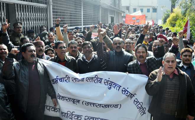 Central govt staff protest 7th pay panel report