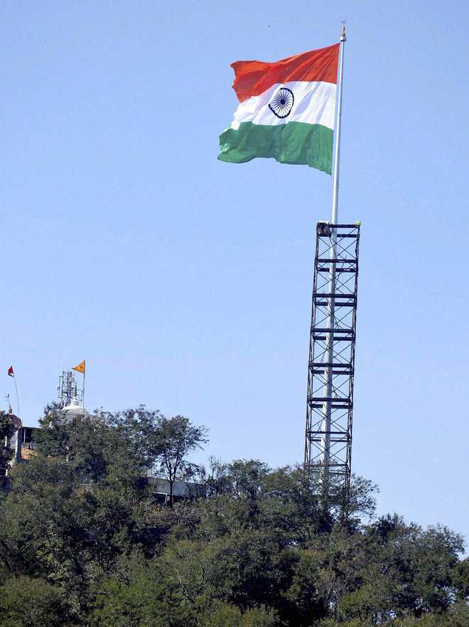 Parrikar hoists largest Tricolour in Ranchi