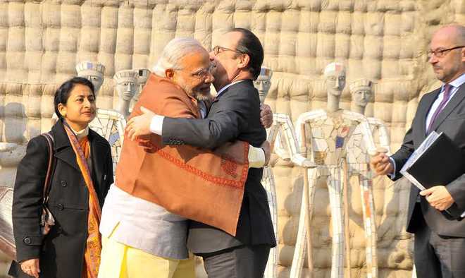 Modi, Hollande meet Indian, French CEOs in Chandigarh