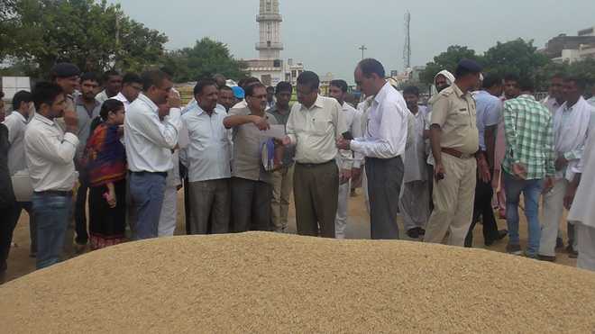 Principal Secy visits grain markets, inspects paddy procurement