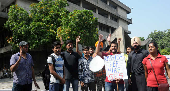 SFS protests against fee hike