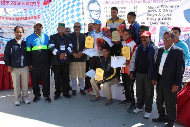 Jitendar Negi lifts half marathon trophy