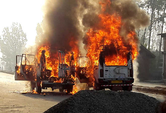 Two vehicles set ablaze on Srinagar outskirts
