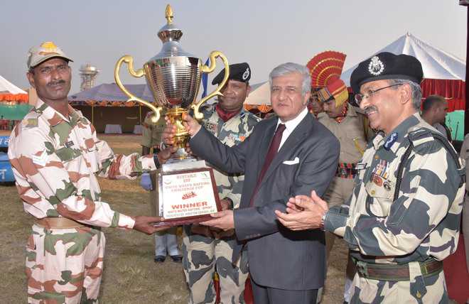 Guv presents awards to BSF winners in water rafting event