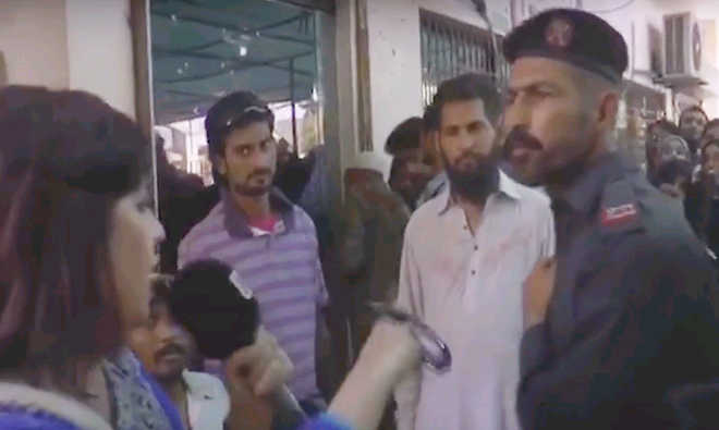 Pak constable slaps woman reporter, inquiry ordered as video goes viral