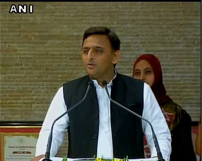 Akhilesh Yadav meets Governor, briefs him on political situation in UP