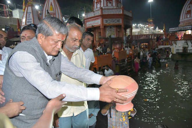 CM immerses ashes after sunset, triggers controversy