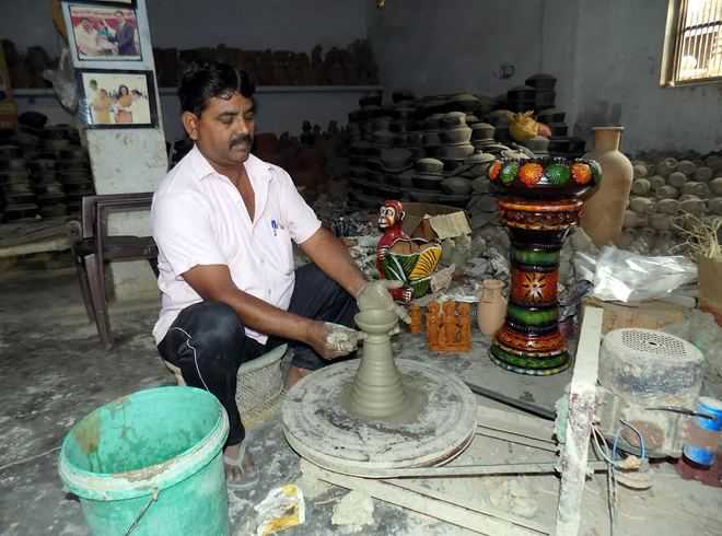 Demand for ‘diyas’ brightens potters’ life