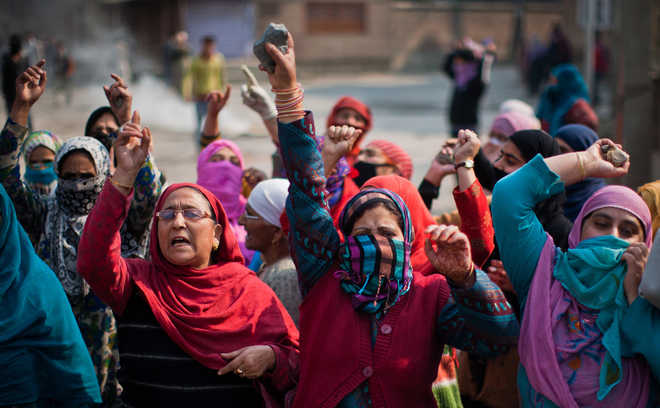 SP among 40 hurt in Srinagar clashes