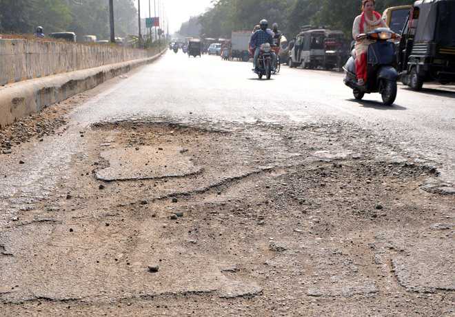 Potholes on Majitha Road irk commuters : The Tribune India