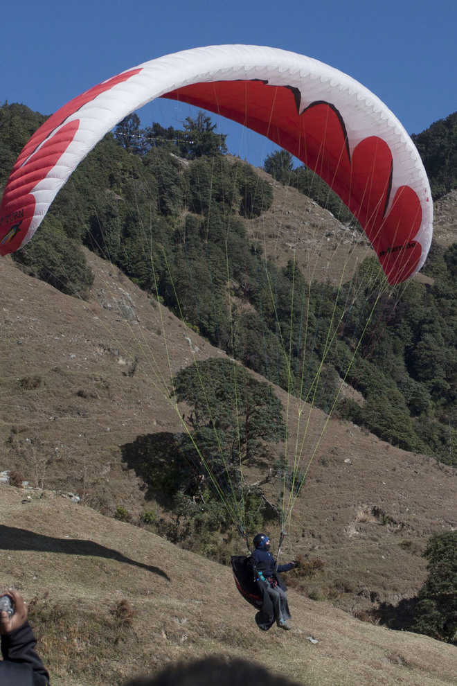 Admn takes steps to check illegal paragliding in Kangra