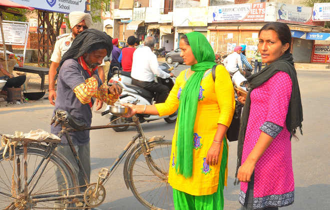 Protesting anganwari workers beg for money in Sangrur