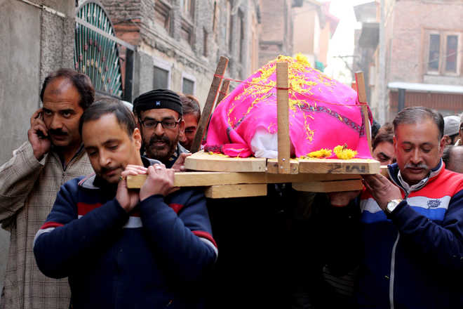 Muslims help perform last rites of Kashmiri Pandit woman