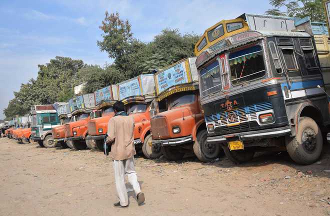 Truckers hit Art 370 barrier at Lakhanpur