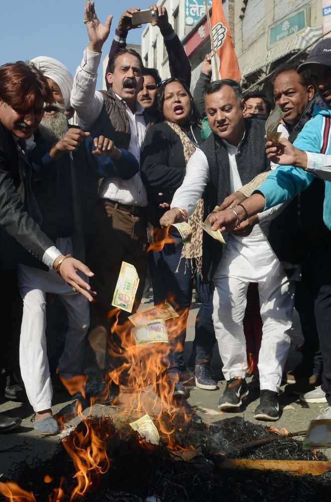 Congress workers burn PM’s effigy at Katra Jaimal Singh