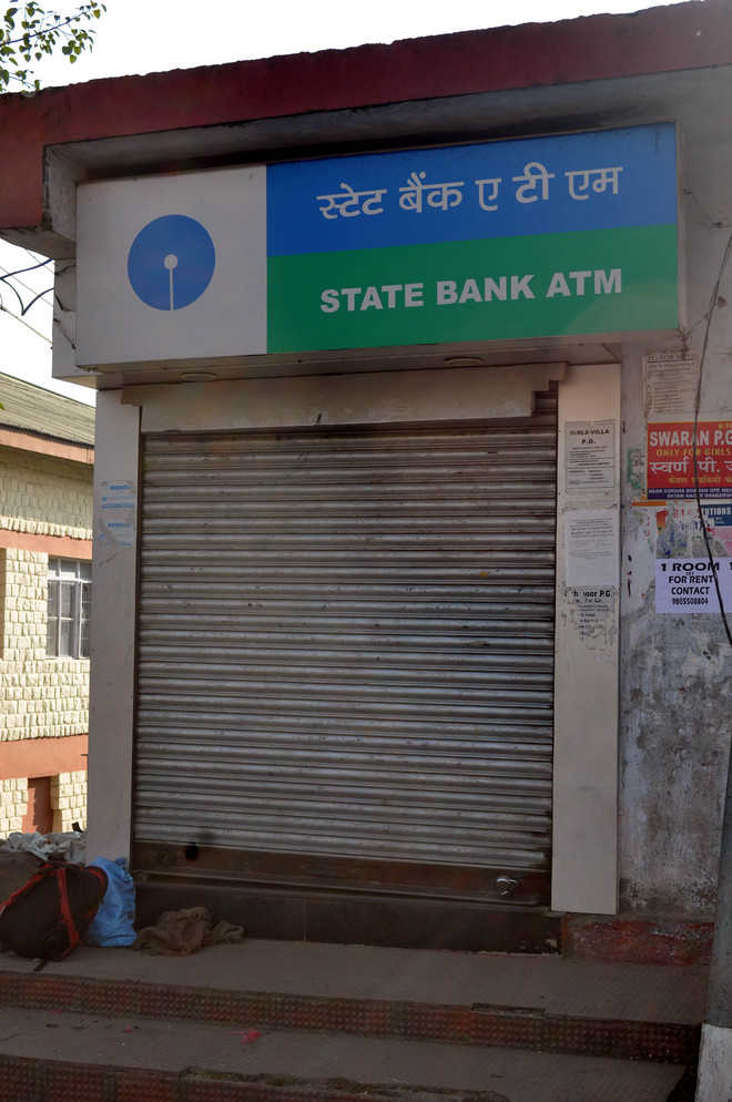 Expecting rush, people stay away from banks