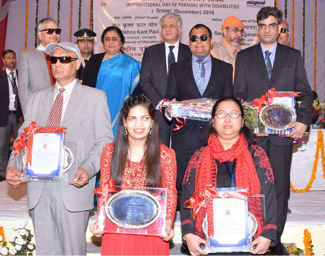 Governor honours 5 visually challenged