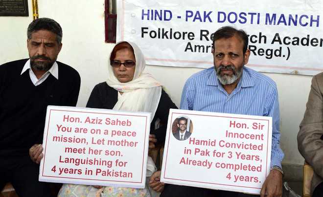 Mumbai couple reaches Amritsar, seeks son’s release from Pak jail