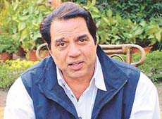 An emotional Dharmendra remembers his ‘Izzat’ co-star