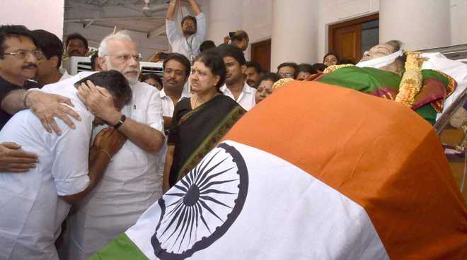 Prime Minister Narendra Modi pays floral tributes to Jayalalithaa
