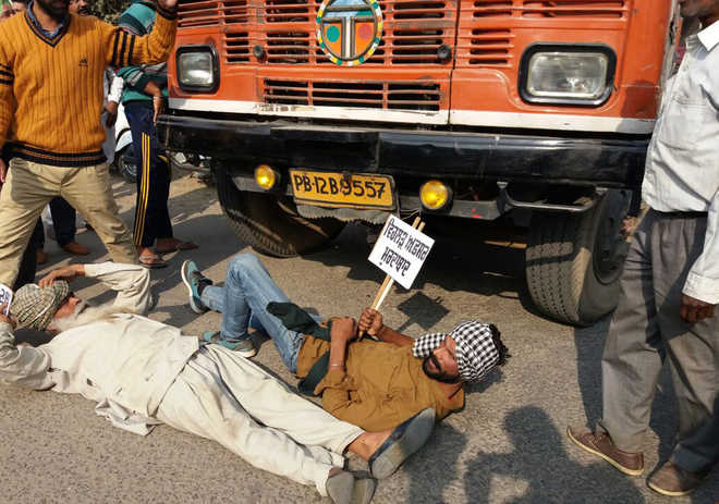 Social organisations block Ludhiana-Chandigarh Road