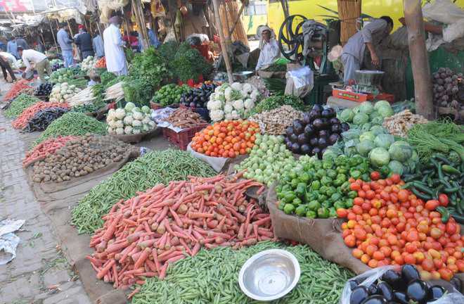 Onset of winters: Fruit prices soar while that of vegetables plunge