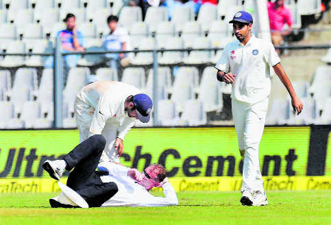 Bhuvi’s throw takes down umpire Reiffel