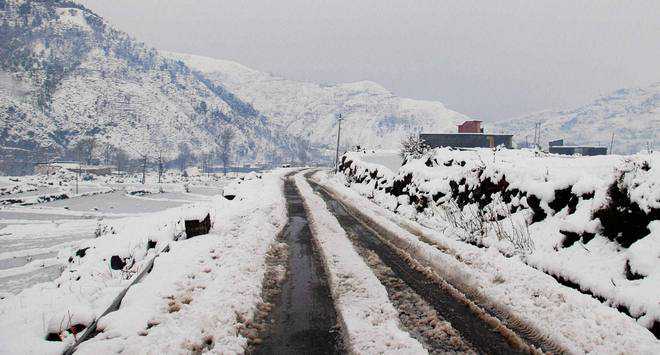 Gulmarg receives first snowfall, border towns in Kupwara cut off
