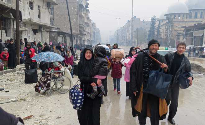 Thousands flee Aleppo onslaught as battle reaches climax