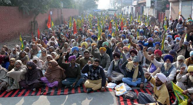 Farmers lay siege to Sangrur DC’s office
