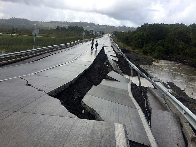 7.6-quake strikes Chile, tsunami warning withdrawn
