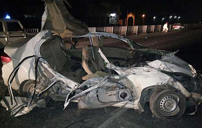 Man killed as car hits truck - The Tribune