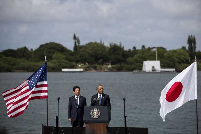 Obama, Abe offer condolences at Pearl Harbor in historic visit