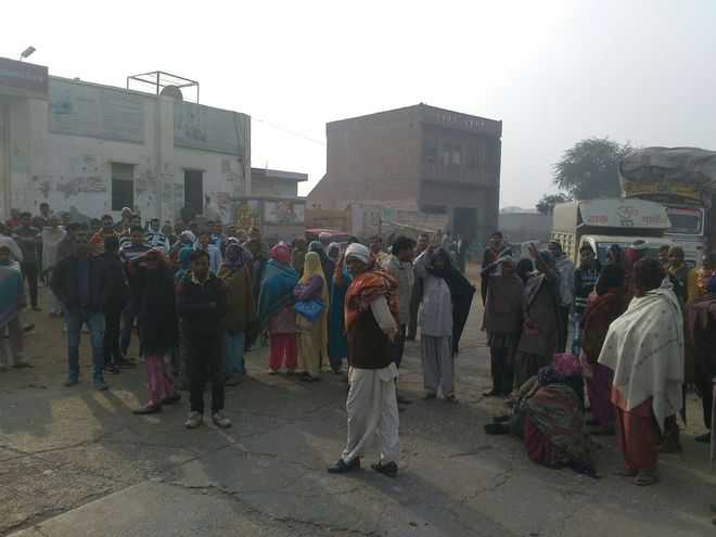 Residents block road over cash crunch in Hisar