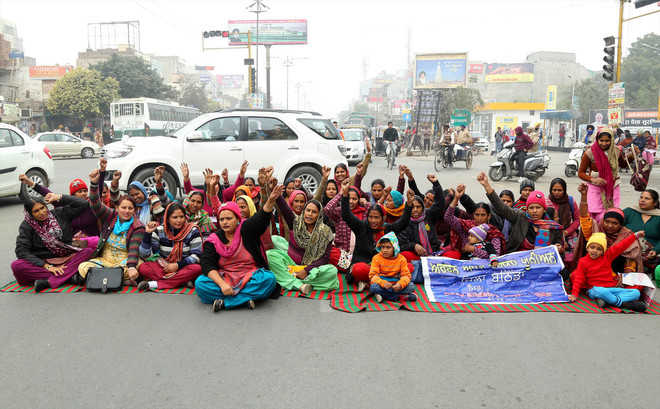 ASHA workers block road