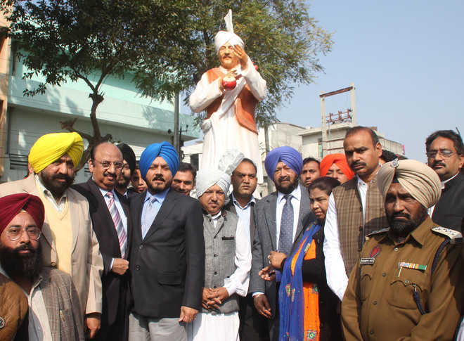 AAP holds protest rally at DC complex - The Tribune