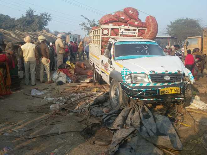 Three killed, six injured as tempo crashes into shanties