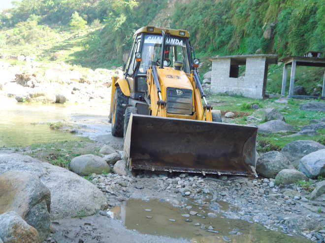 Despite ban, mining on along Neugal river