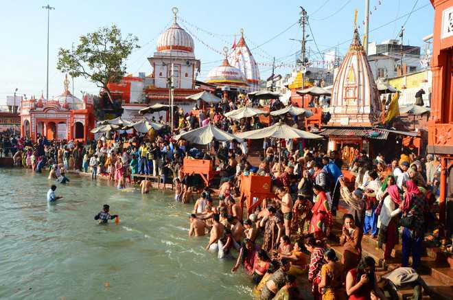 Lakhs take Ganga dip on Basant Panchami