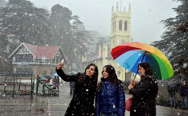 Snow cheers V-Day revellers in Shimla