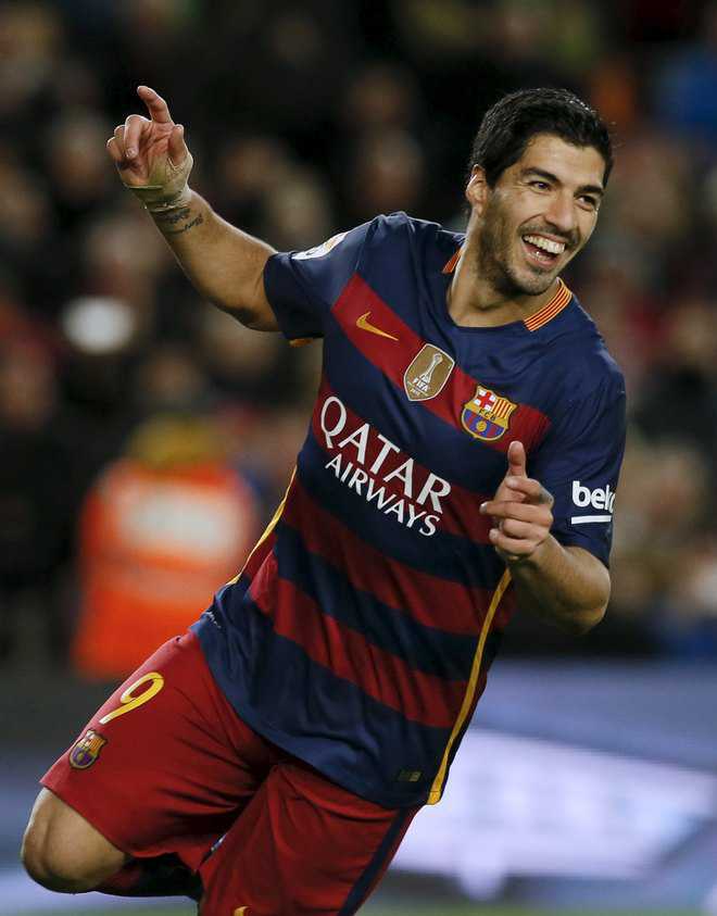 Suarez, Messi penalty trick lights up Barca rout of Celta - The Tribune