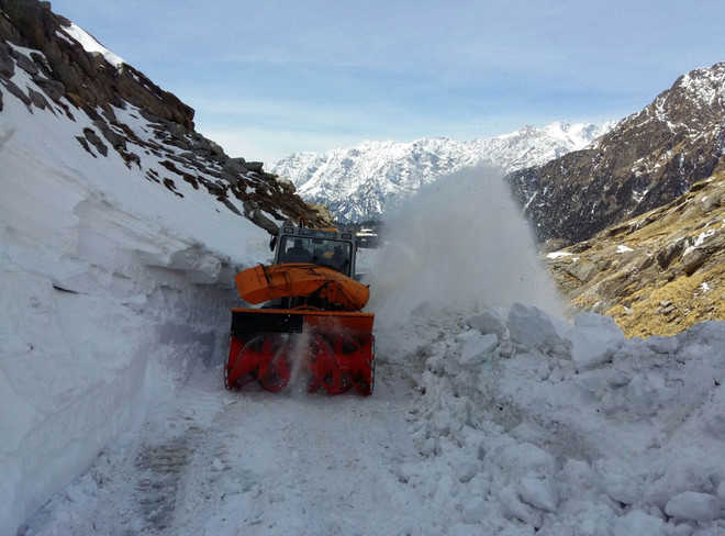 Snow clearing work on Leh road begins