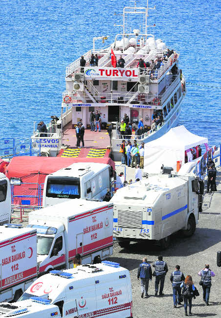 Migrants sent back from Greece arrive in Turkey