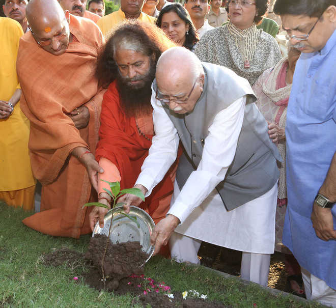Kamla Advani’s ashes immersed in Ganga
