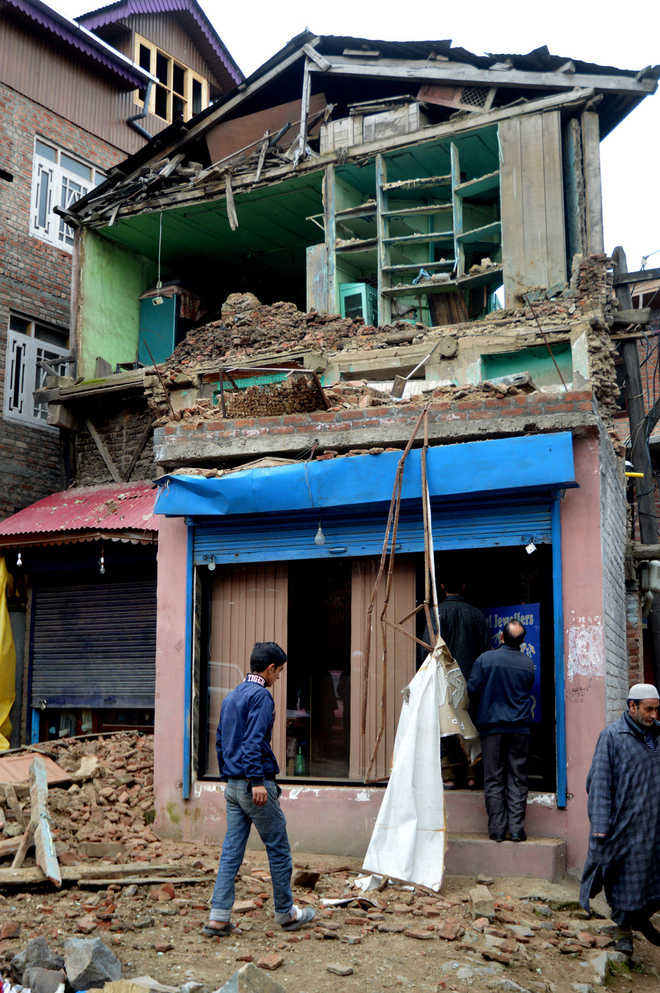 6.8-magnitude quake hits Valley, people rush to safety