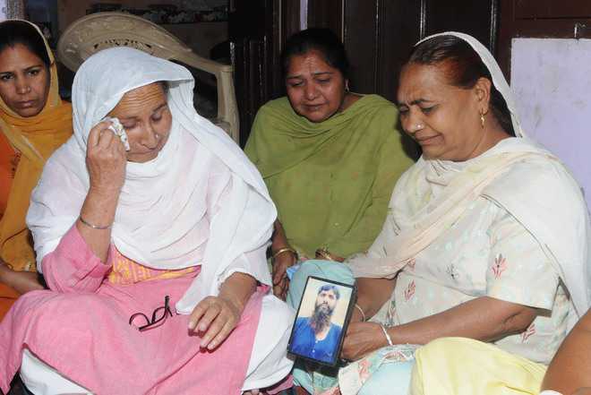 Death in Pak jail: Prisoner’s kin meet Rajnath, seek probe