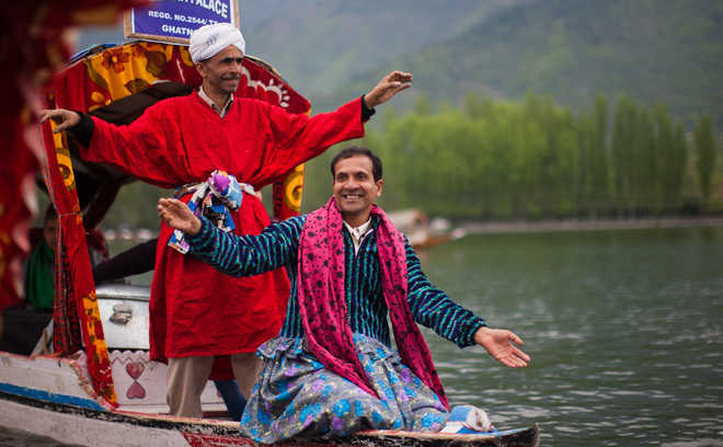 Shikara festival adds colour to Dal Lake